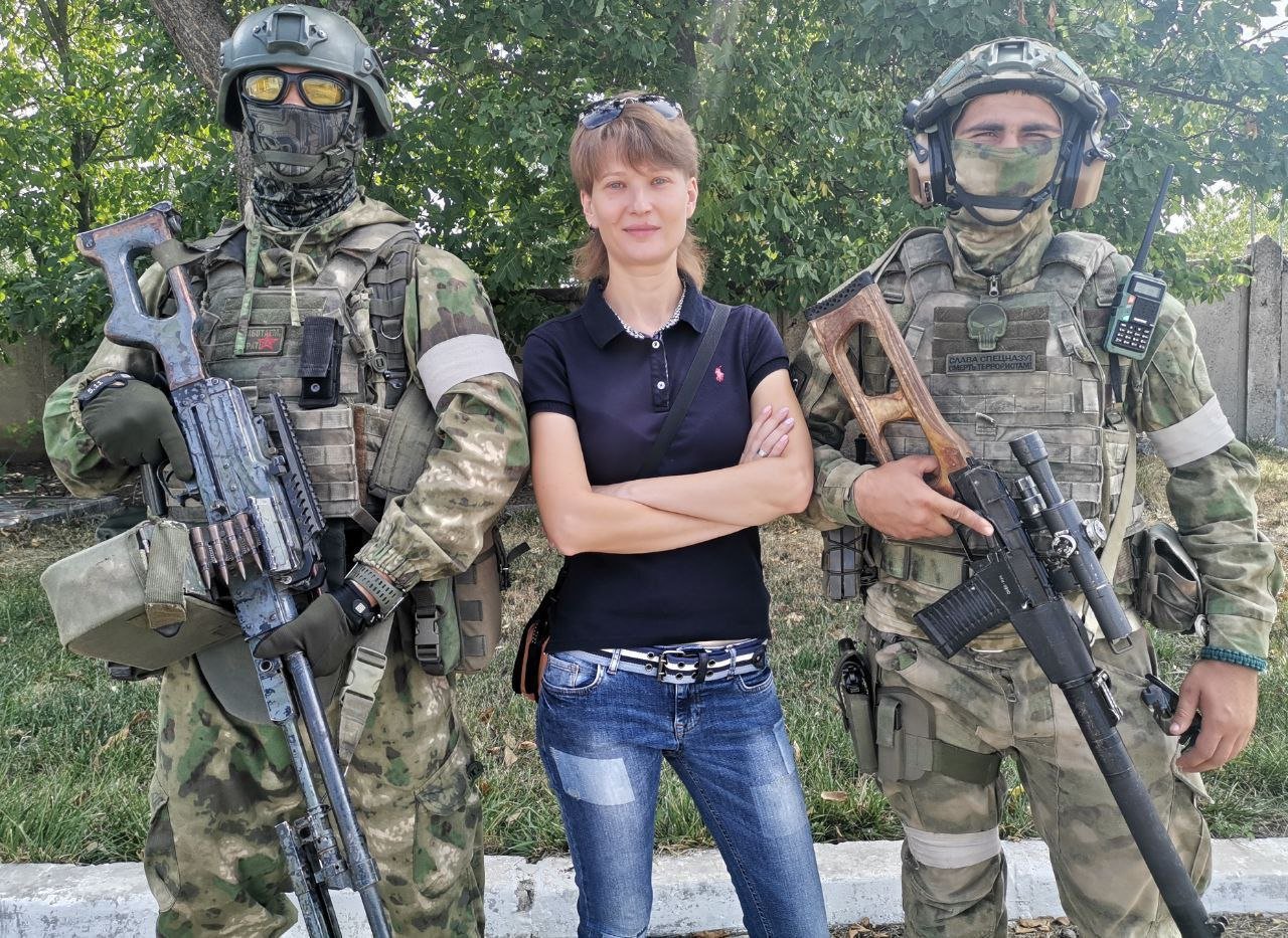 Людмила зробила одразу два фото - і з тодішнім гауляйтером Якимівки Максимом Зубарєвим, і з російськими військовими.